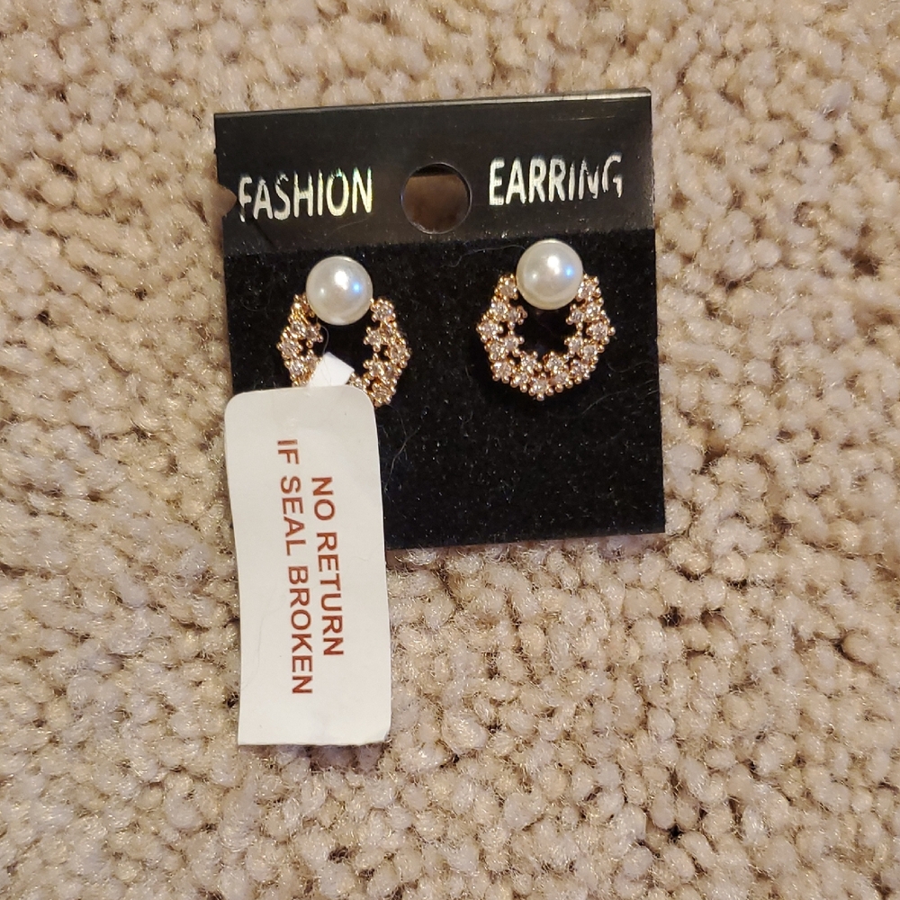 Pearl and Gold Fashion Earrings